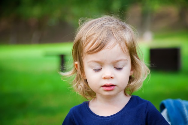 Niña linda con los ojos cerrados