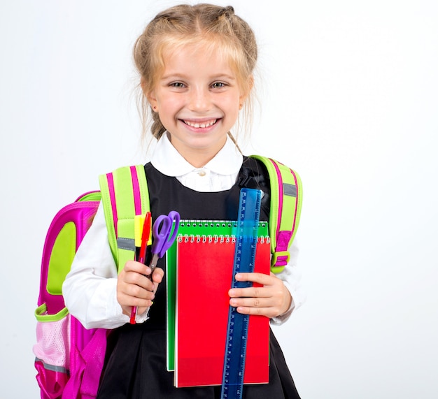 Niña linda con una papelería