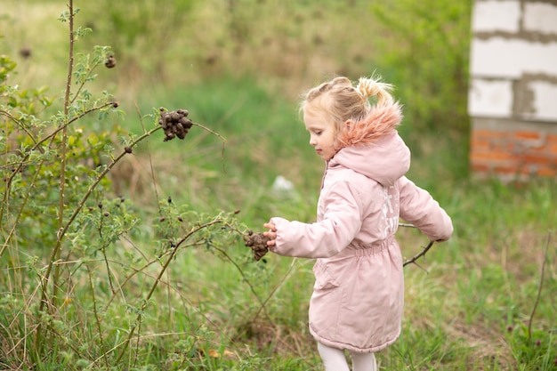 Una niña linda en el parque