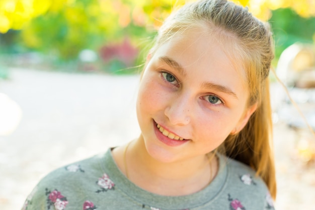 Niña linda en el parque