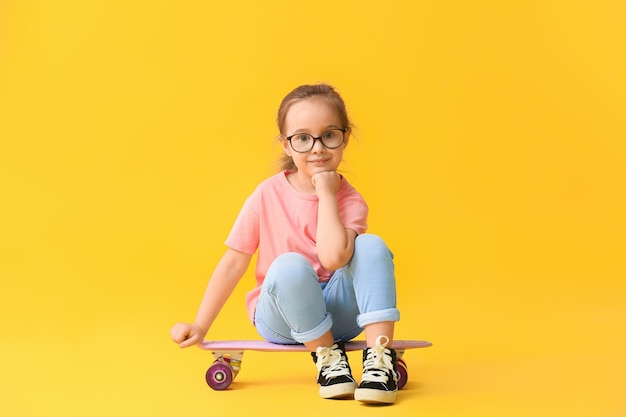 Niña linda con patineta