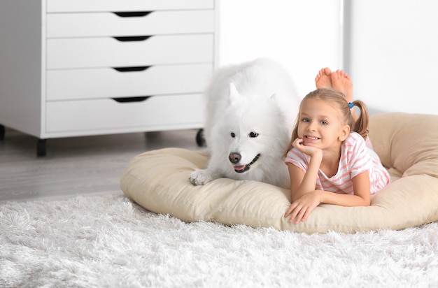 Niña linda con perro en casa