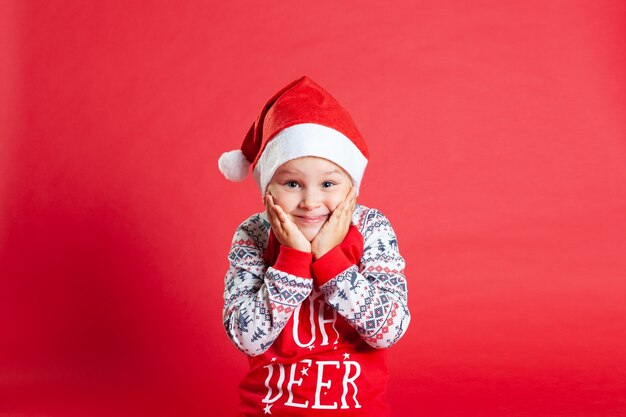 Niña linda en pijama de Navidad