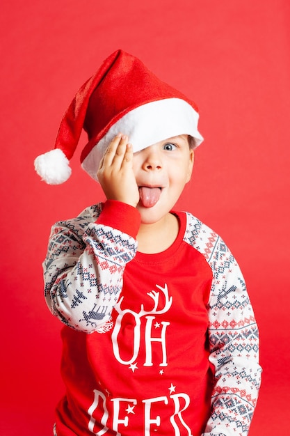 Niña linda en pijama de Navidad