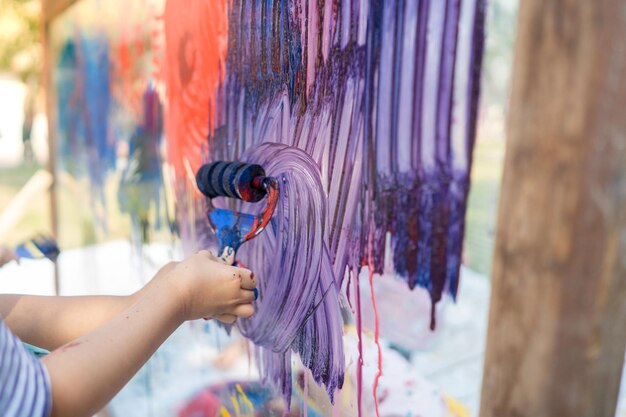 Foto una niña linda está pintando en el vidrio al aire libre