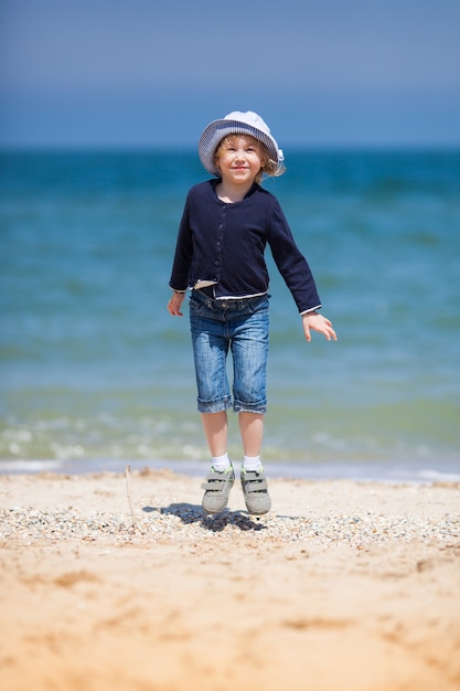 Niña linda en la playa de arena