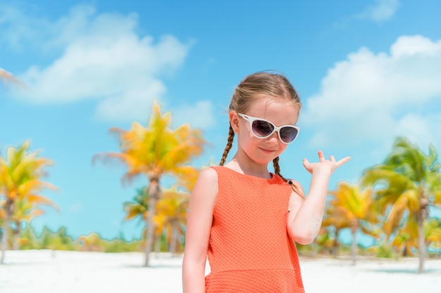 Niña linda en la playa durante las vacaciones en el caribe