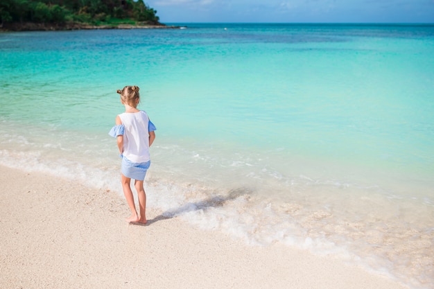 Niña linda en la playa durante las vacaciones en el caribe