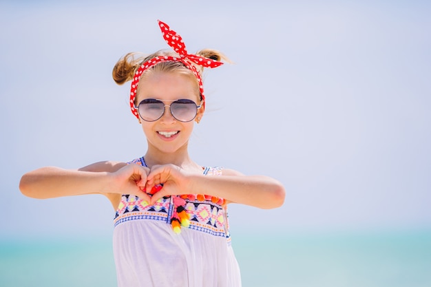 Niña linda en la playa durante las vacaciones en el caribe