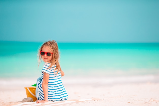 Niña linda en la playa durante las vacaciones en el caribe