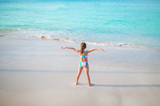 Niña linda en la playa durante las vacaciones en el caribe