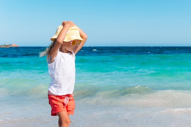 Niña linda en la playa durante las vacaciones de verano