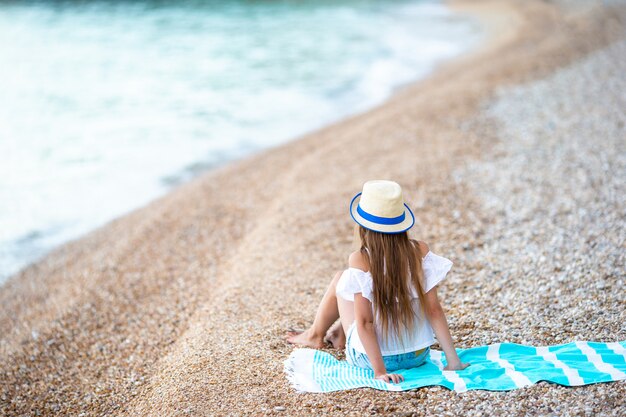 Niña linda en la playa durante las vacaciones de verano