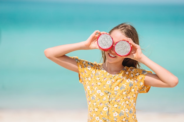 Niña linda en la playa durante las vacaciones de verano