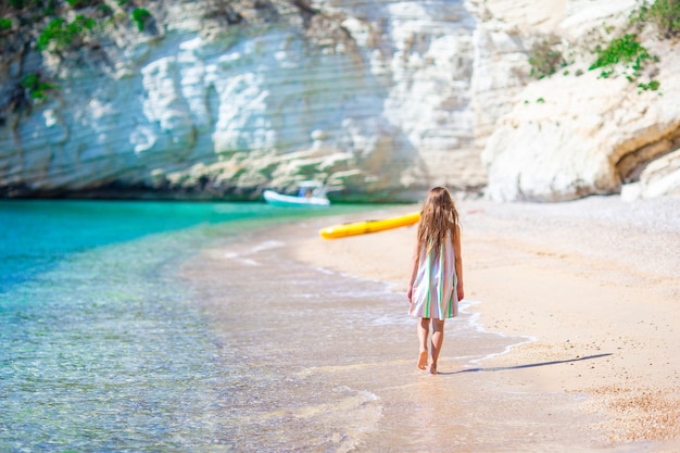 Niña linda en la playa durante las vacaciones de verano