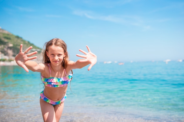 Niña linda en la playa durante las vacaciones de verano