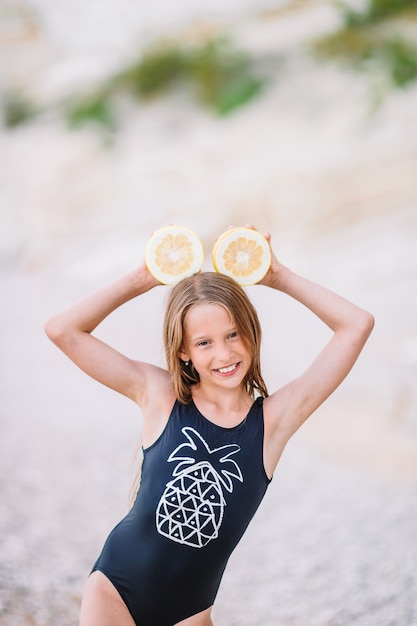 Foto niña linda en la playa durante las vacaciones de verano