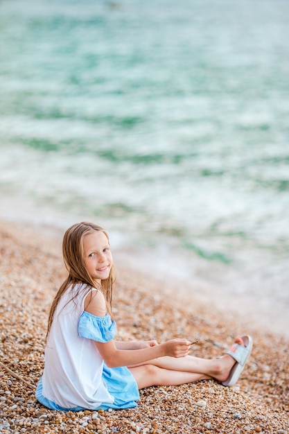 Niña linda en la playa durante las vacaciones de verano