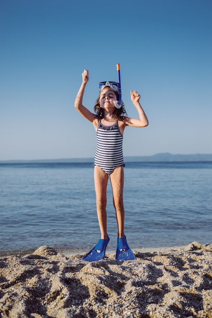 Niña linda en la playa