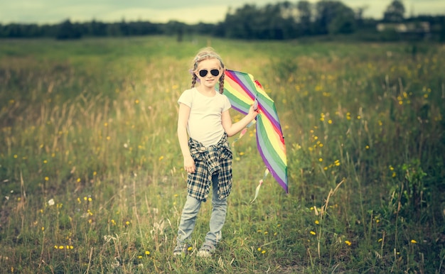 Niña linda posando con una cometa