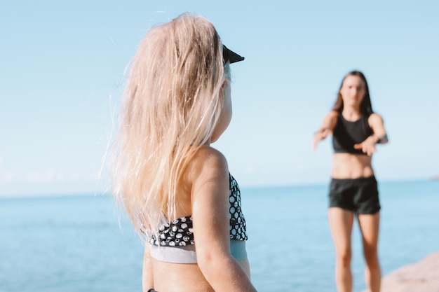 Niña linda que busca caber a mamá en la playa