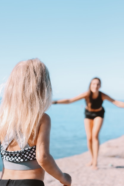 Niña linda que busca caber a mamá en la playa