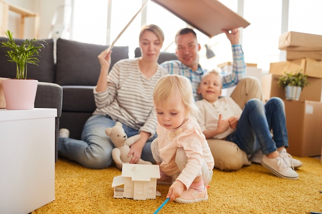 Niña linda que elige la casa para su familia