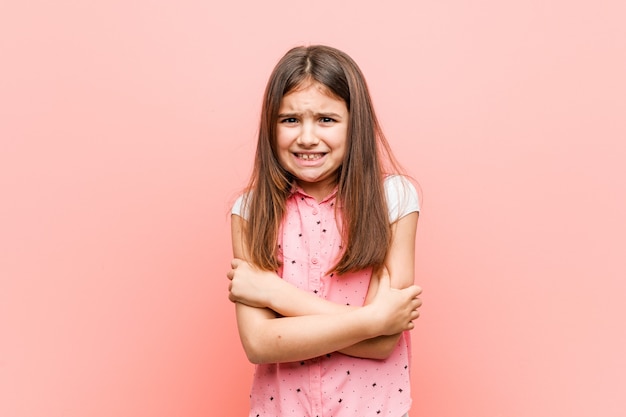 Niña linda que se enfría debido a la baja temperatura o una enfermedad.