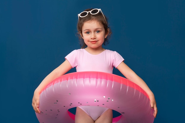 Niña linda que está lista para el verano con un anillo de natación