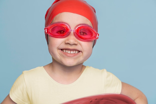 Niña linda que está lista para el verano con un anillo de natación