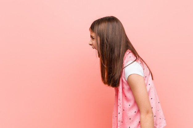 Niña linda que grita hacia un espacio de la copia