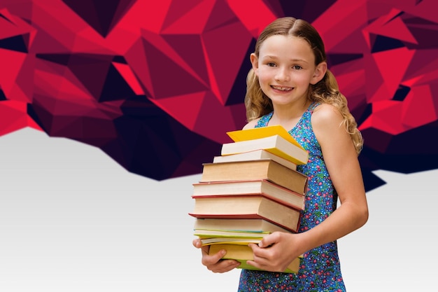 Niña linda que lleva libros en la biblioteca contra el diseño abstracto rojo