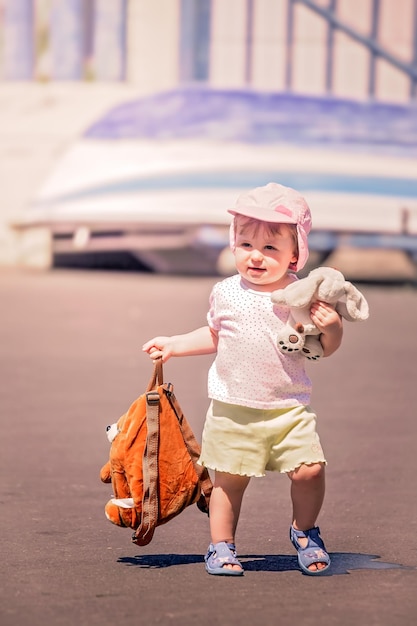 Niña linda que lleva su mochila para perros