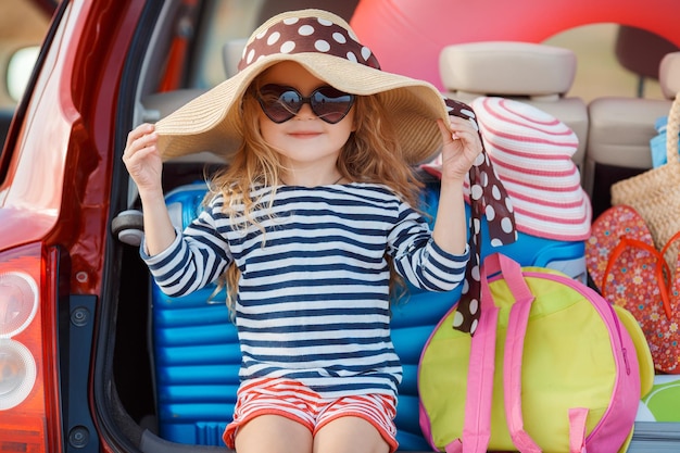 niña linda que va de viaje en coche de vacaciones