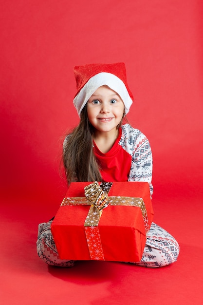 Foto niña linda con un regalo de navidad