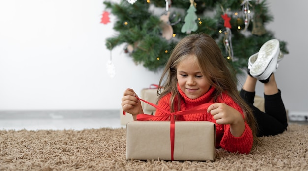 Niña linda con un regalo de Navidad