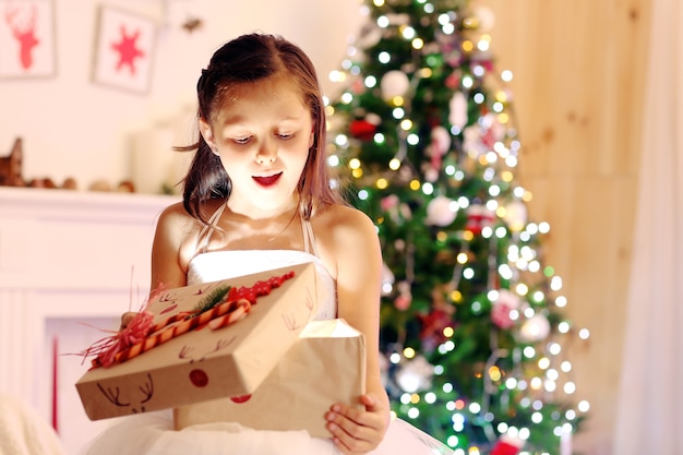 Niña linda con regalo de Navidad