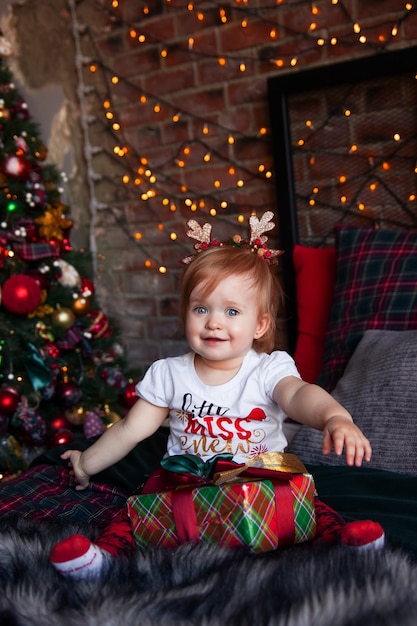 Niña linda con regalos de Navidad