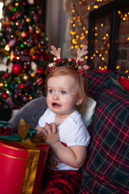 Niña linda con regalos de Navidad