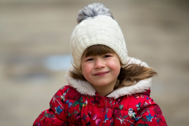 Niña linda en ropa de abrigo