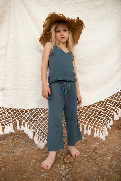 Niña linda en ropa elegante en un paisaje natural