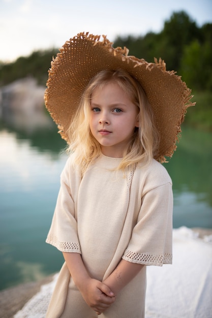 Niña linda en ropa elegante en un paisaje natural