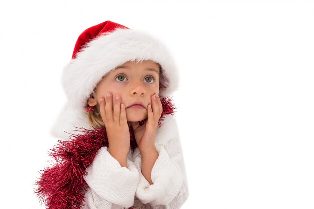 Niña linda con sombrero de santa y oropel