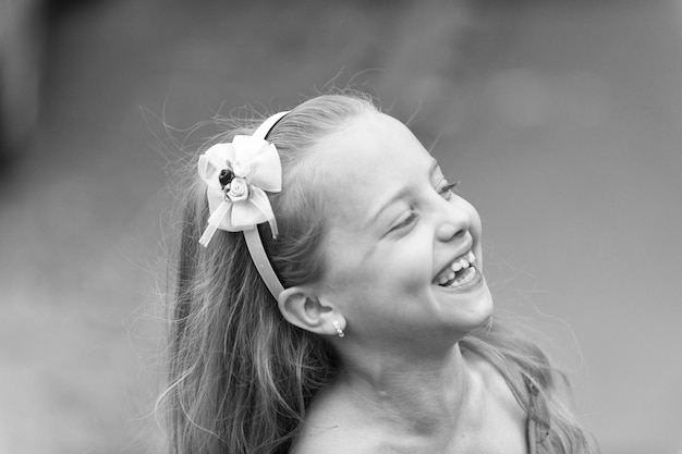 Niña linda sonriendo en el parque infancia feliz