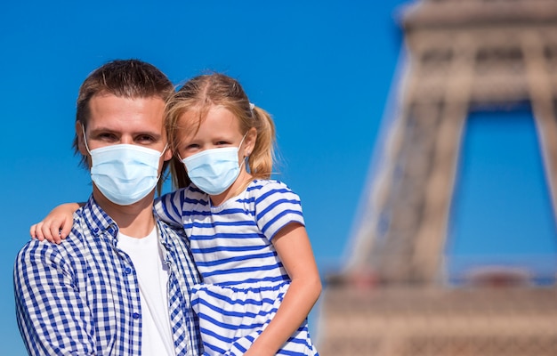 Niña linda y su padre en París cerca de la Torre Eiffel durante las vacaciones de verano en Francia