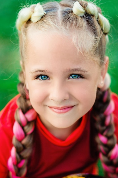 Una niña linda sueña con convertirse en jugadora de fútbol La niña juega al fútbol