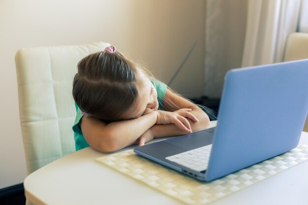 Niña linda usa la computadora portátil para tener una videollamada