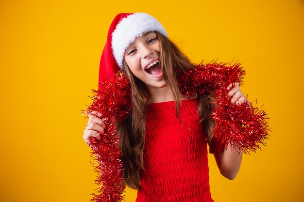 Niña linda vestida para la noche de Navidad