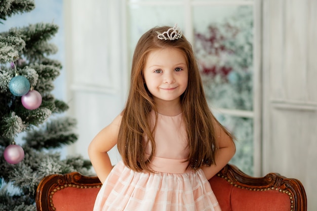 Niña linda con un vestido en Navidad