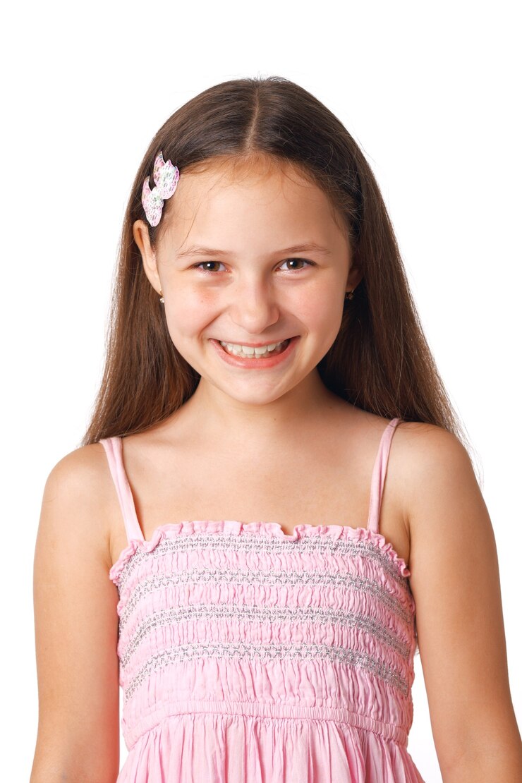 Foto niña linda con vestido rosa